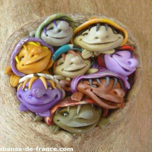 Hébergement insolite en Midi-Pyrénées : cabane en bois avec des figurines colorées.