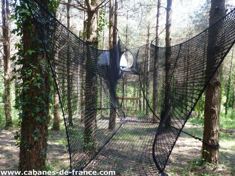 Hébergement insolite en Aquitaine : filet suspendu entre les arbres, ambiance nature.