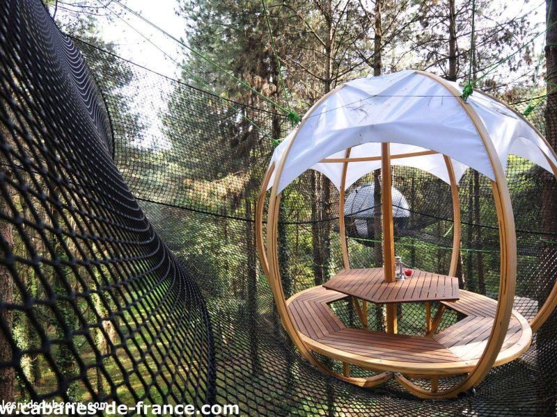 Hébergement insolite en Aquitaine : cabane suspendue en bois dans les arbres.