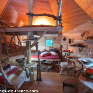 Cabane en bois dans le Grand-Est, intérieur chaleureux avec lits superposés et décor naturel.