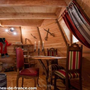 Cabane en bois au Grand-Est, avec mobilier coloré et ambiance chaleureuse.