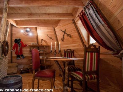 Cabane en bois au Grand-Est, avec mobilier coloré et ambiance chaleureuse.