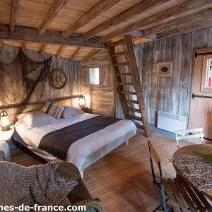 Cabane en bois dans le Grand-Est, avec un intérieur chaleureux et une déco rustique.