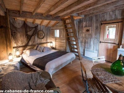 Cabane en bois dans le Grand-Est, avec un intérieur chaleureux et une déco rustique.