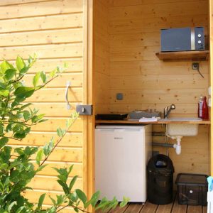 Cabane en bois à Nouvelle-Aquitaine, avec kitchenette et vue sur la nature environnante.