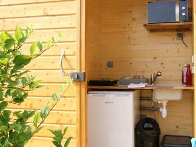 Cabane en bois à Nouvelle-Aquitaine, avec kitchenette et vue sur la nature environnante.
