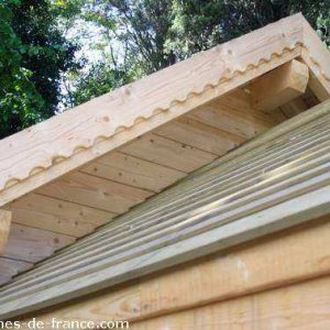 Cabane en bois dans le Languedoc-Roussillon, avec un toit en pente élégant.