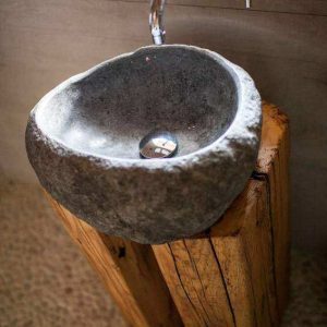 Évier en pierre dans un hébergement insolite en Languedoc-Roussillon. Ambiance naturelle.