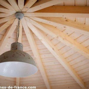 Cabanes en bois dans le Languedoc-Roussillon avec un plafond en poutres apparentes.
