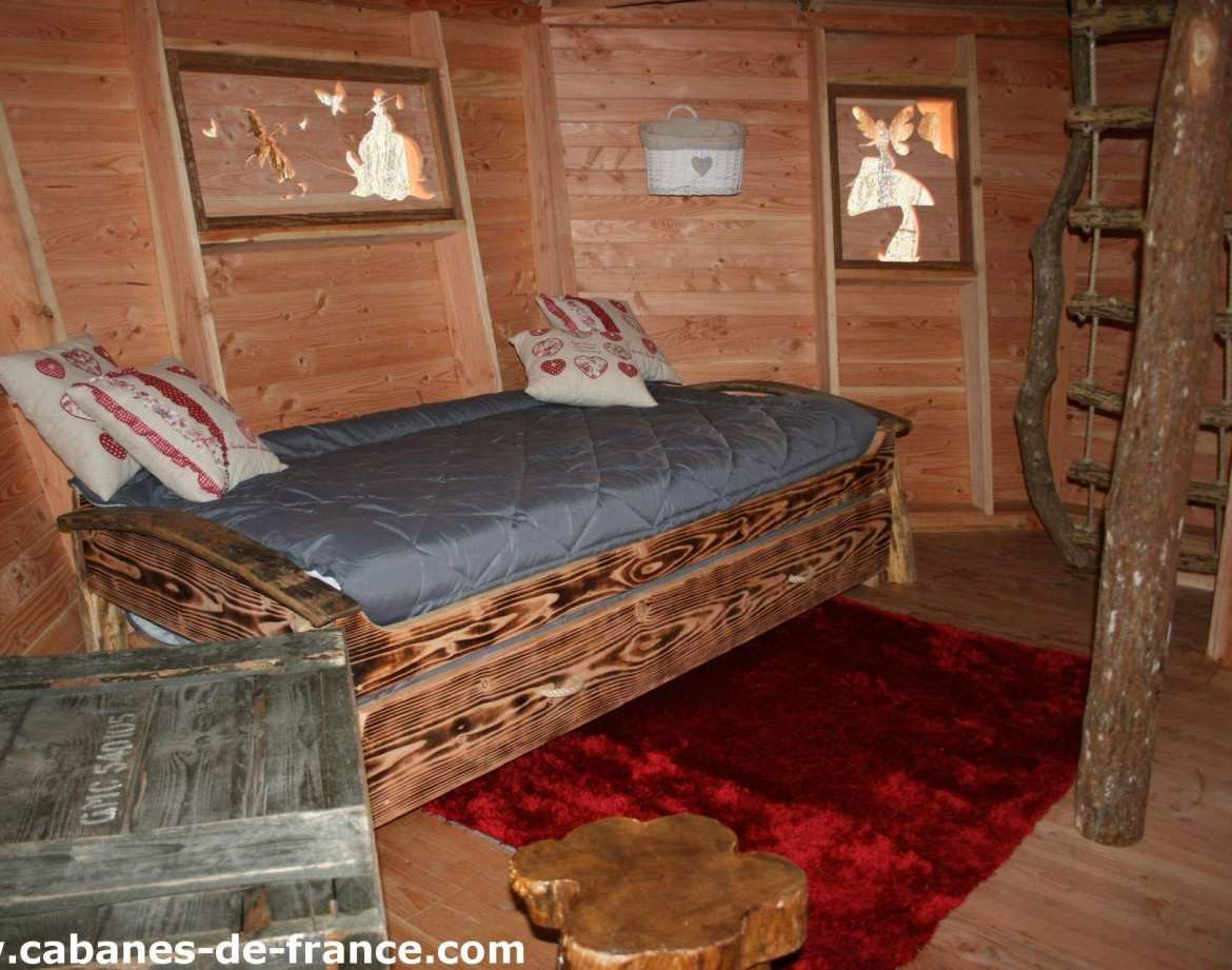 Cabane en bois cosy avec lit douillet et décor chaleureux au Centre.
