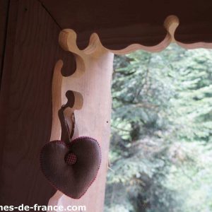 Cabane en bois en Auvergne, avec un décor en forme de cœur suspendu.