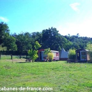 Hébergement insolite en roulottes colorées, entourées de verdure en Provence-Alpes-Côte dAzur.