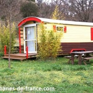 Roulotte colorée en pleine nature, entourée de verdure à Provence-Alpes-Côte dAzur.