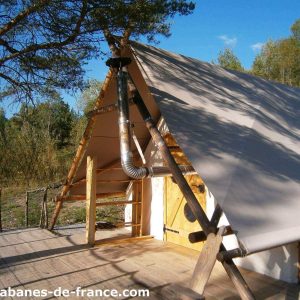 Tente lodge en bois, avec cheminée, au cœur de la nature en Auvergne-Rhône-Alpes.