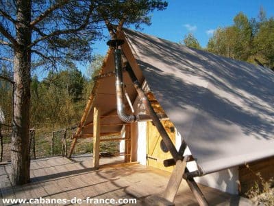 Tente lodge en bois, avec cheminée, au cœur de la nature en Auvergne-Rhône-Alpes.