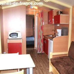 Intérieur dun mobil-home coloré en Provence-Alpes-Côte dAzur, cosy et lumineux.