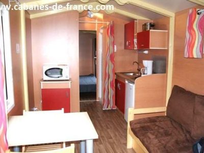 Intérieur dun mobil-home coloré en Provence-Alpes-Côte dAzur, cosy et lumineux.