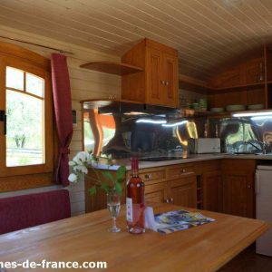 Cabane en bois à Auvergne-Rhône-Alpes, avec cuisine équipée et vue sur la nature.