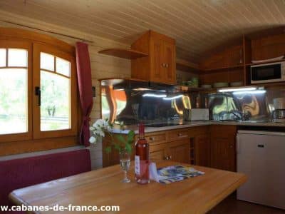 Cabane en bois à Auvergne-Rhône-Alpes, avec cuisine équipée et vue sur la nature.
