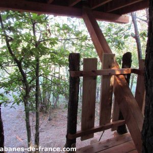 Cabane dans les arbres en Auvergne-Rhône-Alpes, vue sur la nature environnante.