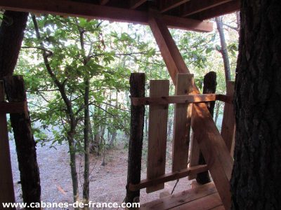 Cabane dans les arbres en Auvergne-Rhône-Alpes, vue sur la nature environnante.