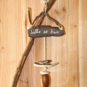 Cabane insolite avec une décoration en bois naturel et un panneau Salle de bain.