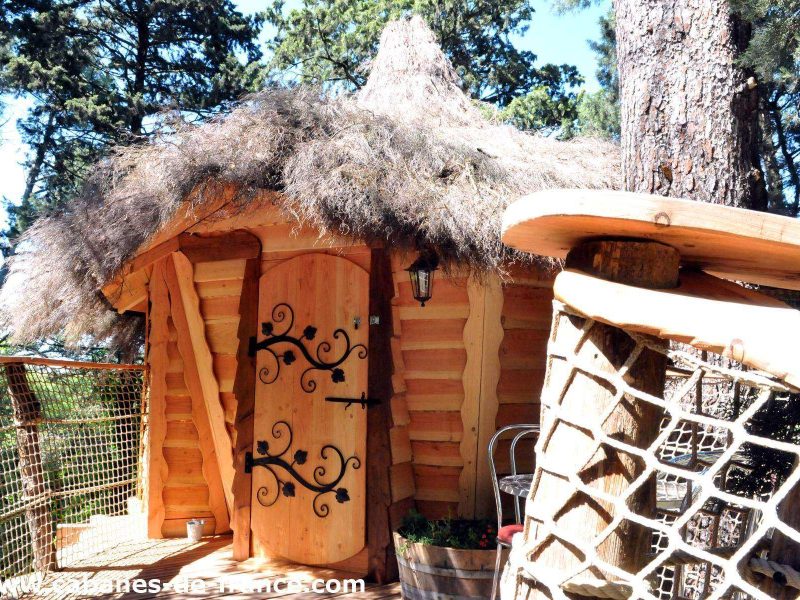 Cabane en bois avec toit de chaume, nichée au cœur de la nature en Languedoc-Roussillon.