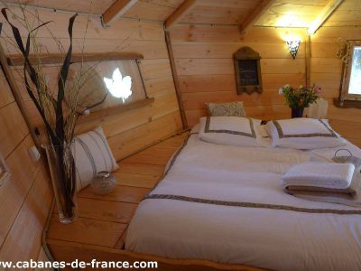 Cocon en bois dans le Languedoc-Roussillon, avec lit douillet et décoration chaleureuse.