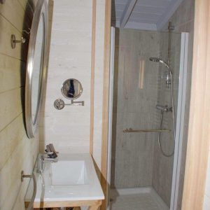 Salle de bain moderne dans une cabane insolite en Aquitaine, avec douche spacieuse.