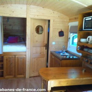 Cabane en bois cosy en Aquitaine, avec cuisine équipée et lit douillet.