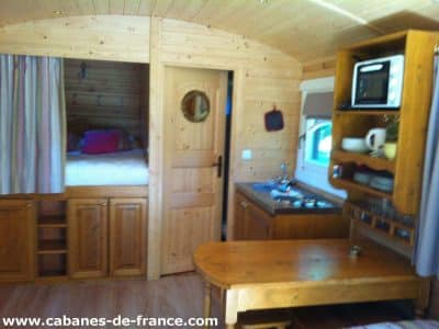 Cabane en bois cosy en Aquitaine, avec cuisine équipée et lit douillet.