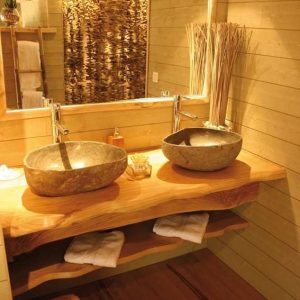 Salle de bain en bois avec vasques en pierre, hébergement insolite en Languedoc-Roussillon.