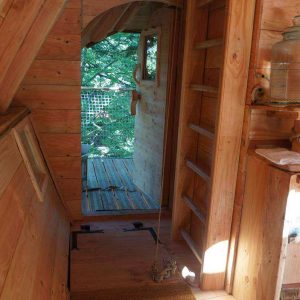 Intérieur dune cabane en bois en Auvergne, avec une vue sur la nature.