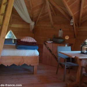 Cabane en bois en Auvergne, avec lit douillet et vue sur la nature.