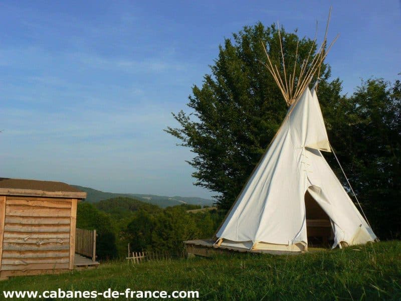 Tente tipi spacieuse dans un cadre verdoyant, idéale pour un séjour insolite en Limousin.