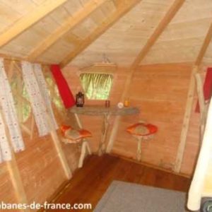 Cabane en bois dans les Pays de la Loire, avec un intérieur chaleureux et lumineux.