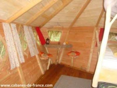 Cabane en bois dans les Pays de la Loire, avec un intérieur chaleureux et lumineux.