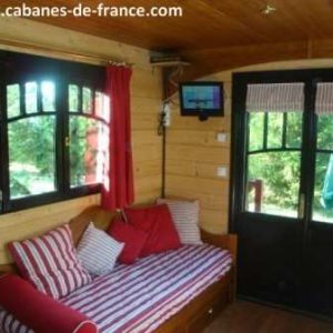 Cabanes en bois dans le Pays de la Loire, avec un intérieur cosy et lumineux.