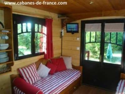 Cabanes en bois dans le Pays de la Loire, avec un intérieur cosy et lumineux.