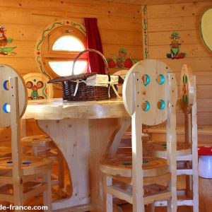 Hébergement insolite en Nouvelle-Aquitaine : intérieur en bois avec mobilier coloré et décor