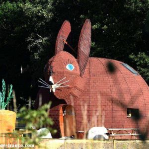 Cabane insolite en forme de lapin, entourée de verdure en Nouvelle-Aquitaine.