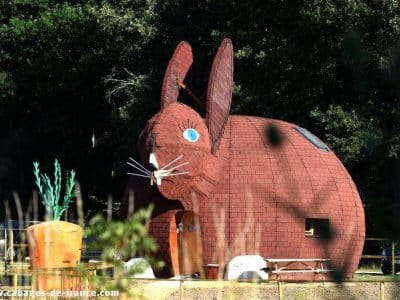 Cabane insolite en forme de lapin, entourée de verdure en Nouvelle-Aquitaine.