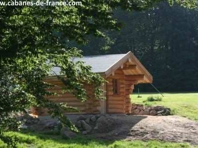 Cabane en bois dans la nature, entourée darbres verdoyants à Grand-Est.