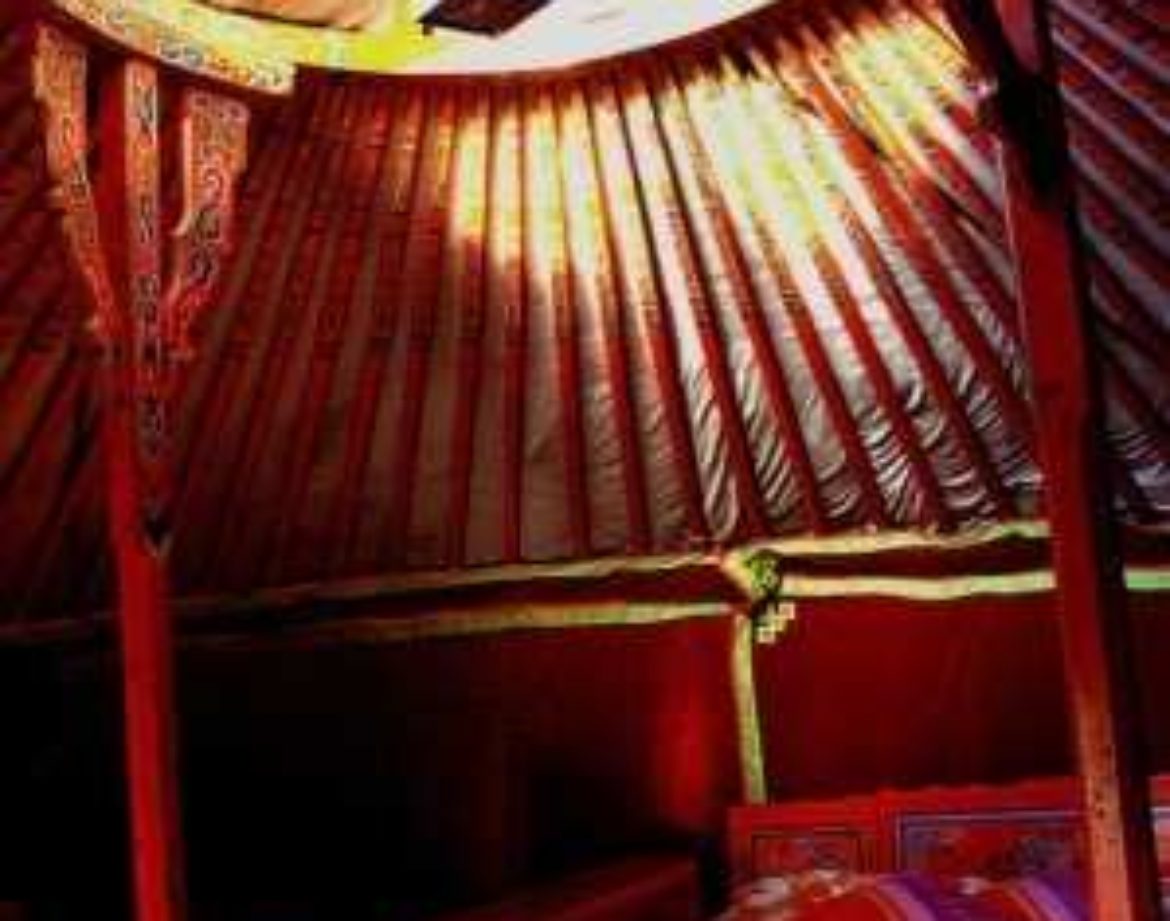 Yourte colorée avec un intérieur chaleureux et décor traditionnel, située en Grand-Est.