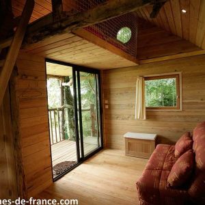 Cabane en bois à Champagne-Ardennes, avec un intérieur chaleureux et lumineux.