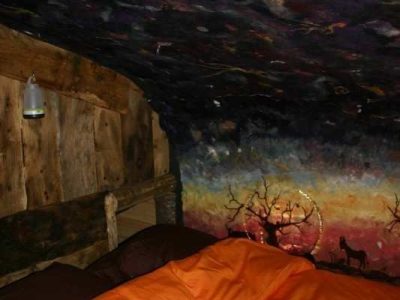 Cabane insolite à Limousin avec un lit douillet sous un ciel étoilé.