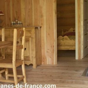 Cabane en bois en Auvergne, avec un poêle et un intérieur chaleureux.