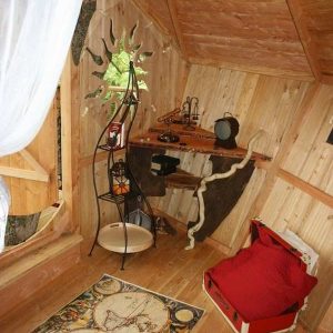 Cabane en bois dans les Pays de la Loire, avec un décor chaleureux et un coin bureau.