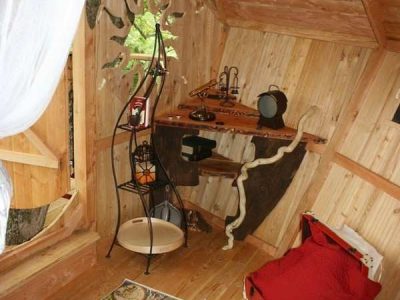 Cabane en bois dans les Pays de la Loire, avec un décor chaleureux et un coin bureau.