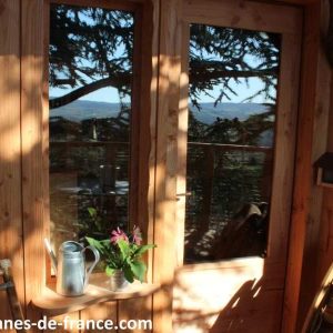 Cabane en bois avec vue panoramique, idéale pour un séjour nature en Auvergne.